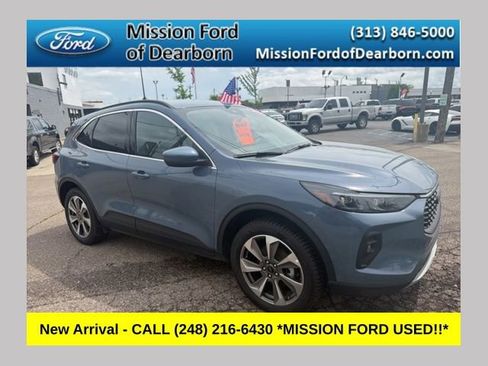 Used 2025 Ford Escape Platinum AWD/4WD image 1