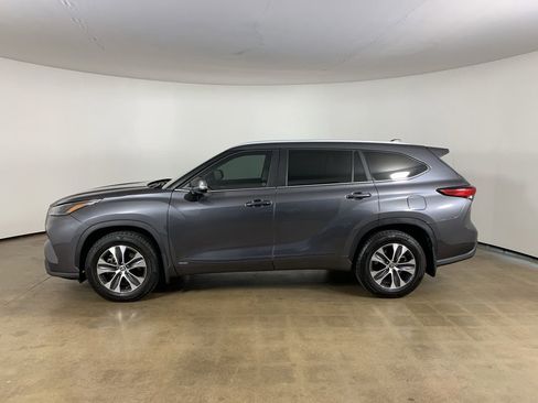 Used 2023 Toyota Highlander XLE AWD/4WD image 18