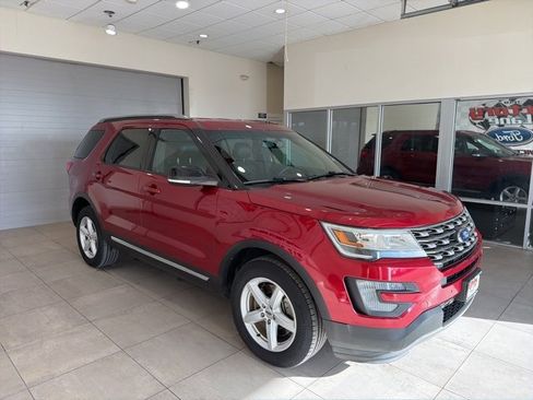 Used 2016 Ford Explorer XLT w/ Equipment Group 202A image 4
