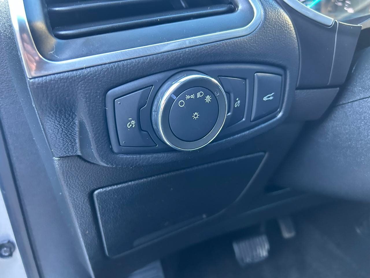 Used 2018 Ford Edge Titanium w/ Technology Package AWD/4WD image 12