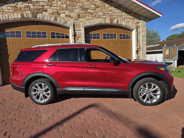 Used 2022 Ford Explorer Platinum w/ Equipment Group 601A AWD/4WD image 2