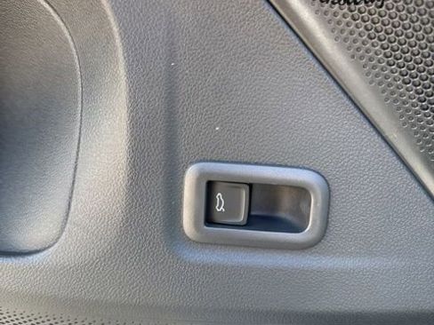 New 2025 Volkswagen Tiguan SE image 18