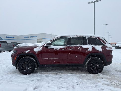 Used 2023 Jeep Grand Cherokee Limited image 6