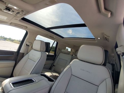 Used 2021 GMC Yukon Denali w/ Denali Premium Package image 30