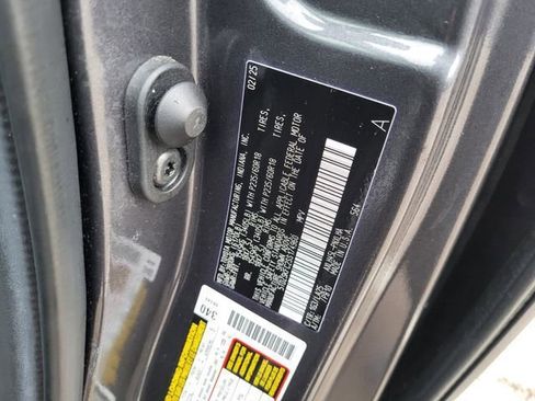 Used 2025 Toyota Sienna Limited image 29