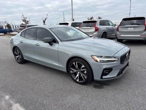 Used 2025 Volvo S60 B5 Core image 2