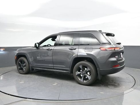 Used 2025 Jeep Grand Cherokee Altitude AWD/4WD image 9