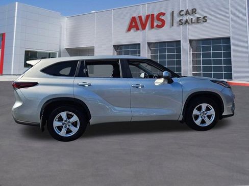 Used 2024 Toyota Highlander LE image 5