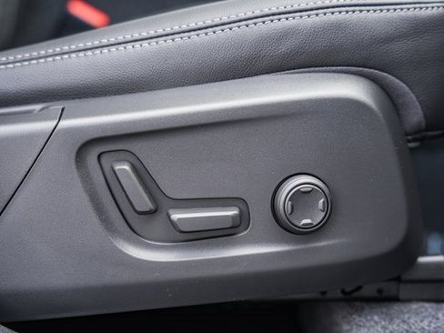 Certified 2025 Volvo XC40 B5 Ultra w/ Climate Package image 36