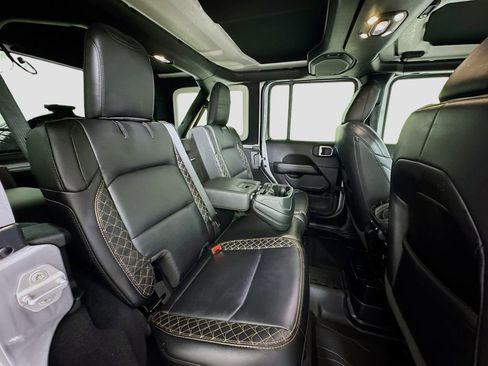 Used 2021 Jeep Wrangler Unlimited Sahara w/ Altitude image 24