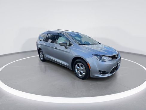 Used 2018 Chrysler Pacifica Limited w/ Advanced Safetytec Group FWD image 2