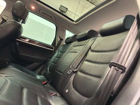 Used 2014 Volkswagen Touareg TDI image 30