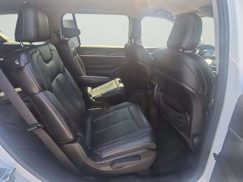 Used 2023 Jeep Grand Cherokee L Limited w/ Black Appearance Package AWD/4WD image 12
