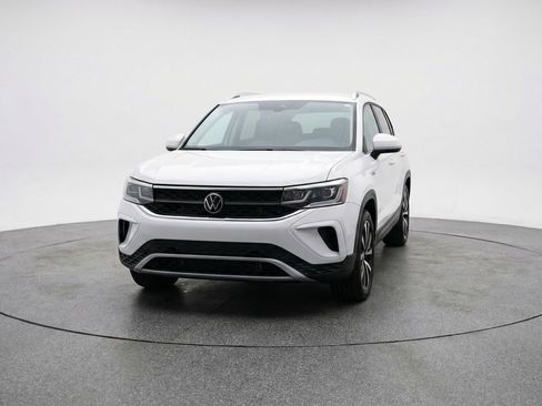 Used 2025 Volkswagen Taos SE AWD/4WD image 2