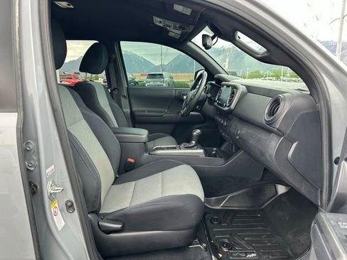 Used 2020 Toyota Tacoma TRD Off-Road w/ Technology Package AWD/4WD image 17