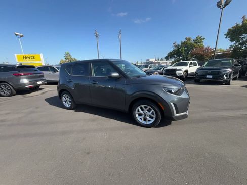 Used 2025 Kia Soul LX w/ LX Technology Package FWD image 2