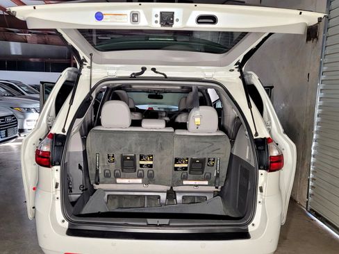 Used 2016 Toyota Sienna XLE image 11