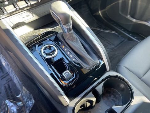 New 2024 Chevrolet Colorado LT w/ LT Convenience Package III image 17