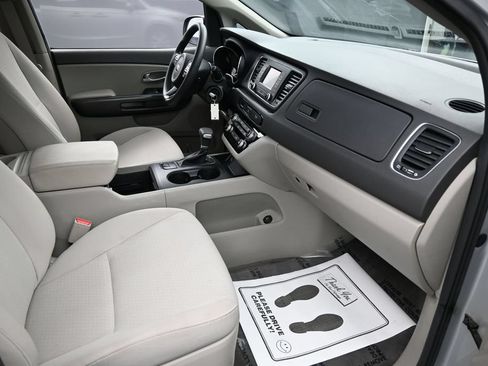 Used 2018 Kia Sedona L FWD image 30