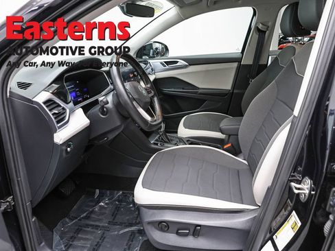 Used 2025 Volkswagen Taos SE AWD/4WD image 14