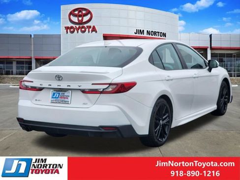 Used 2025 Toyota Camry SE FWD image 5
