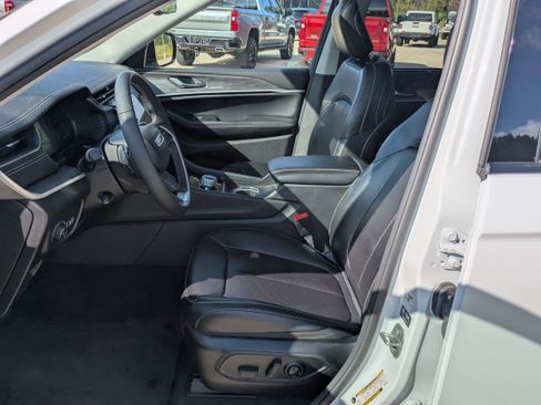 Used 2023 Jeep Grand Cherokee Limited w/ Luxury Tech Group II AWD/4WD image 4