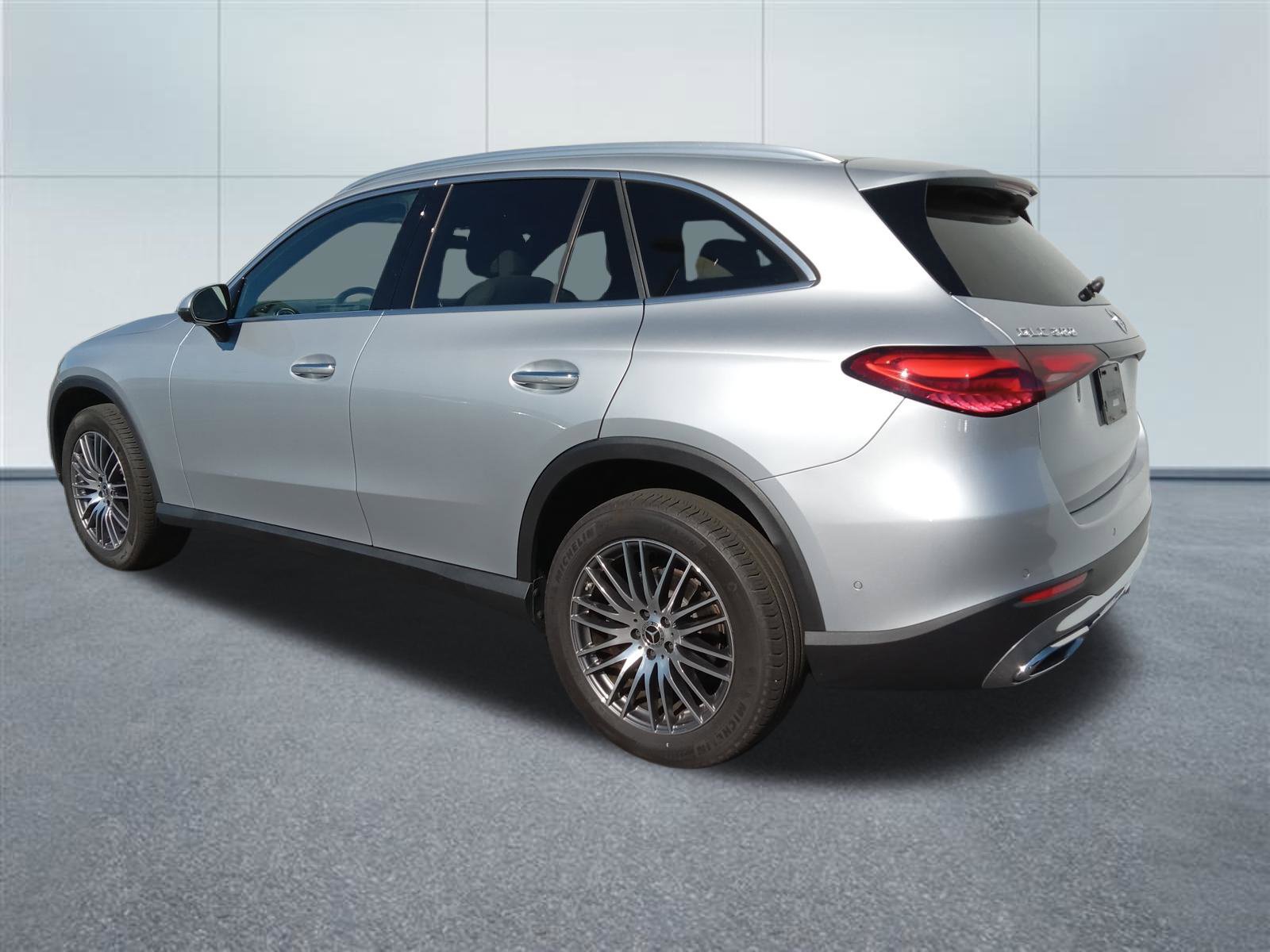 Used 2025 Mercedes-Benz GLC 300 4MATIC image 3