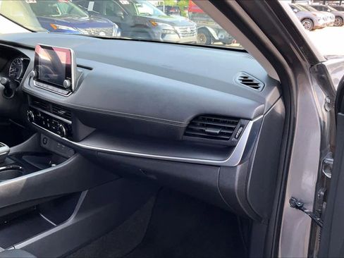 Used 2024 Nissan Rogue S FWD image 15