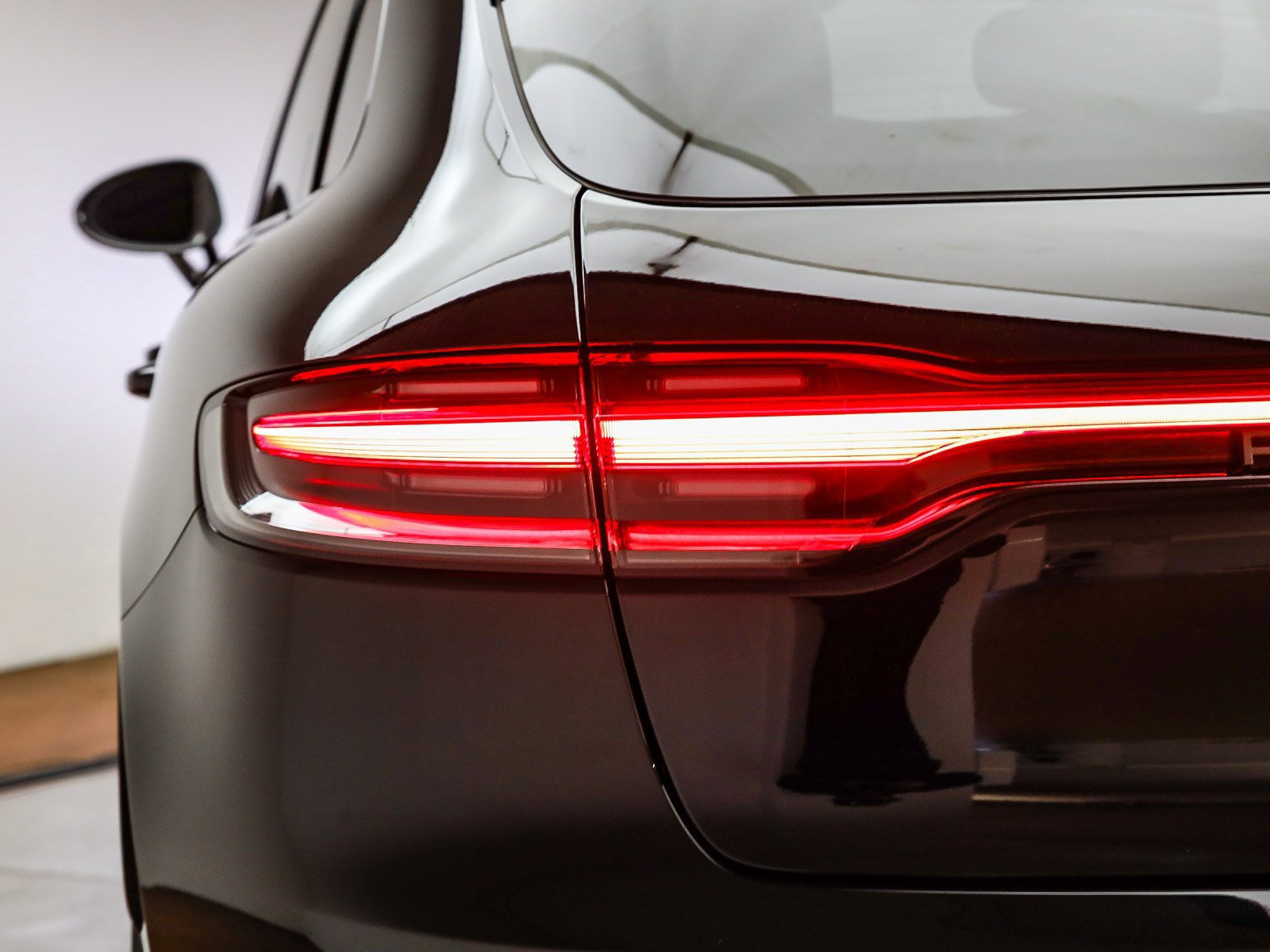Certified 2025 Porsche Macan Turbo AWD/4WD image 9
