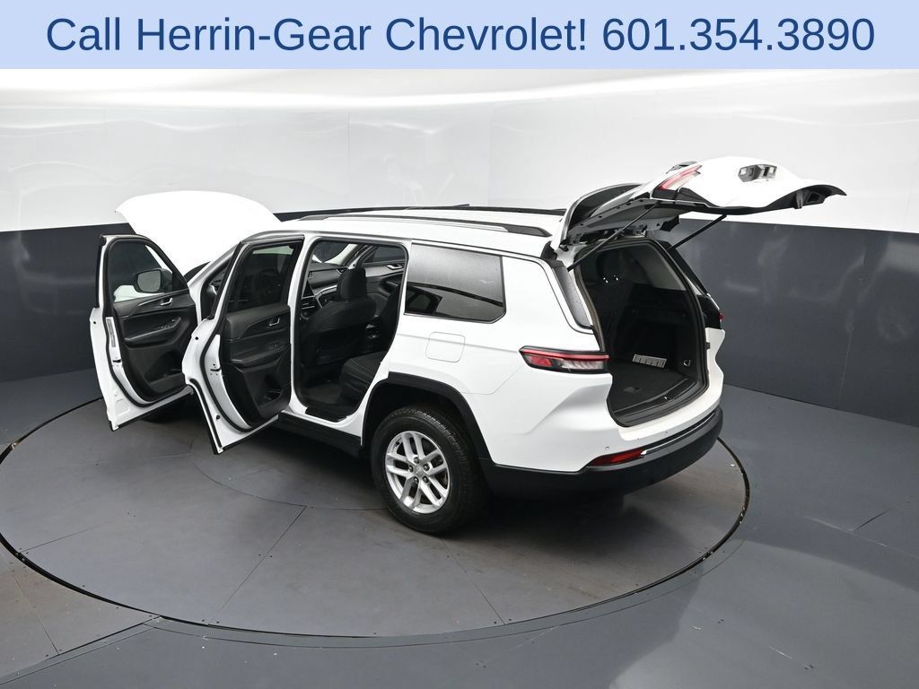 Used 2023 Jeep Grand Cherokee L Laredo RWD image 2