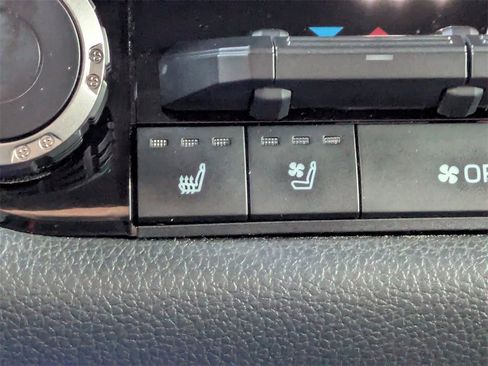 Used 2024 Toyota Tundra Limited image 25