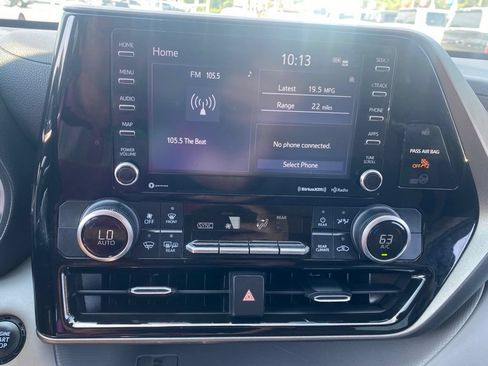 Used 2022 Toyota Highlander LE AWD/4WD image 25
