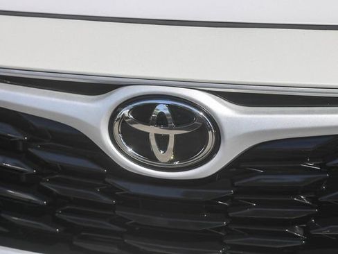 Used 2024 Toyota Highlander XLE FWD image 6