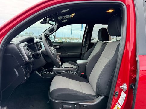 Used 2022 Toyota Tacoma TRD Off-Road image 12