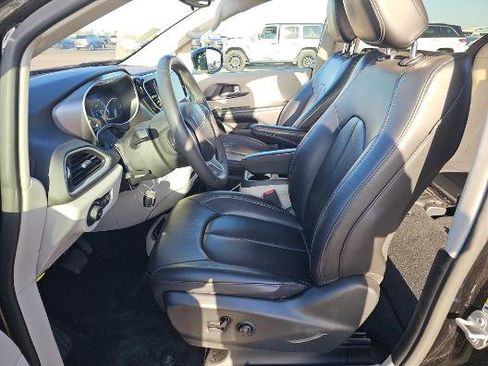 Used 2024 Chrysler Pacifica Touring-L FWD image 5