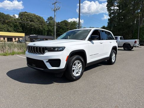 Used 2023 Jeep Grand Cherokee Laredo AWD/4WD image 2