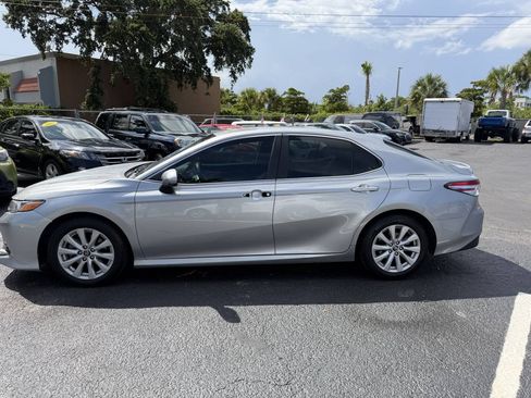 Used 2018 Toyota Camry LE FWD image 4