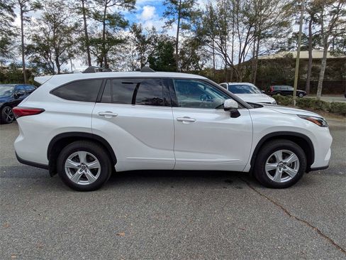 Used 2022 Toyota Highlander LE image 3
