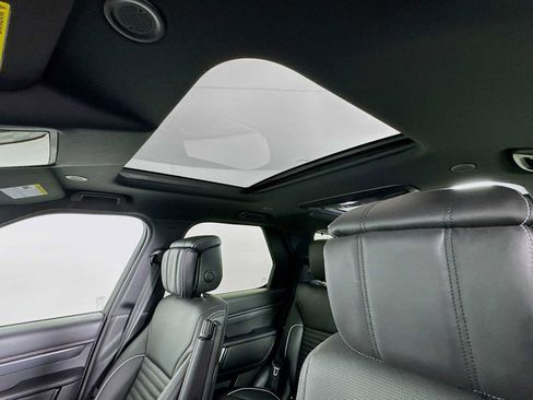 Used 2024 Land Rover Discovery Metropolitan Edition image 13