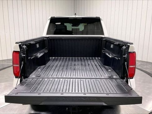 Certified 2025 Toyota Tacoma SR5 AWD/4WD image 40