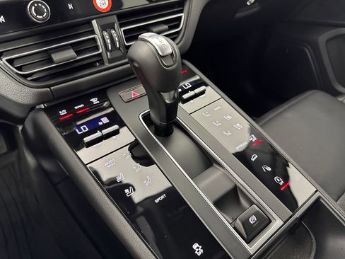 Certified 2025 Porsche Macan image 19