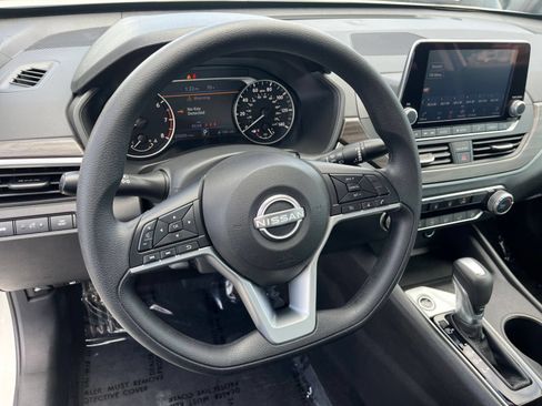 Used 2025 Nissan Altima 2.5 SV FWD image 29