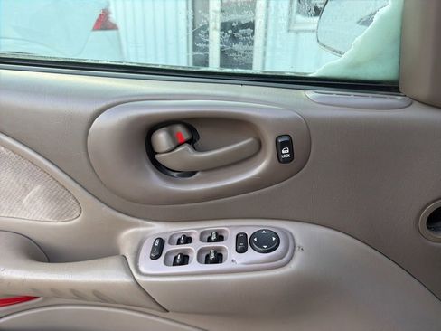 Used 2005 Pontiac Bonneville SE image 13