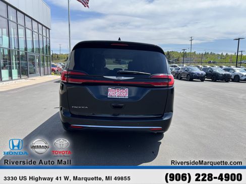 Used 2023 Chrysler Pacifica Touring-L FWD image 7