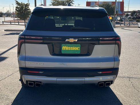 Used 2025 Chevrolet Traverse LT image 7