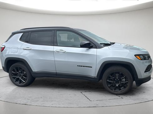 Used 2024 Jeep Compass Latitude w/ Altitude Special Edition AWD/4WD image 3