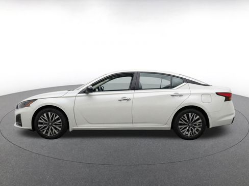Used 2025 Nissan Altima 2.5 SV FWD image 4