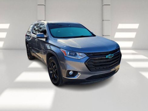 Used 2021 Chevrolet Traverse LT image 3