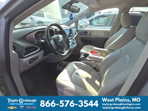 Used 2017 Chrysler Pacifica Touring-L w/ Tire & Wheel Group FWD image 8
