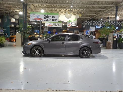 Used 2021 Toyota Camry SE image 12